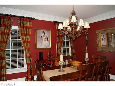 Dining Room - Formal dining room w/ 10