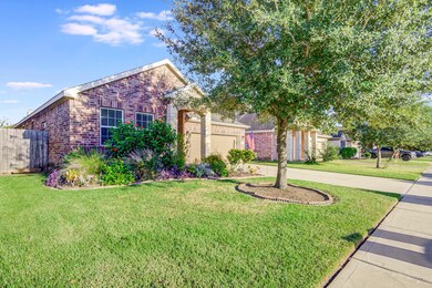 966 Jennifer St, Alvin, TX 77511 - photo 2