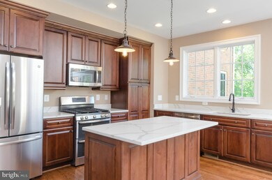 10683 Yorktown Ct, Fairfax, VA 22030 - photo 5