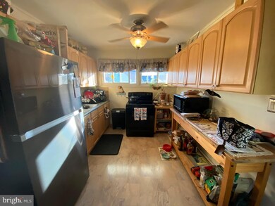 22 Robin Hill Ln, Levittown, PA 19055 - photo 4