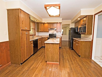 Large eat n kitchen with accesss to the lovely cov