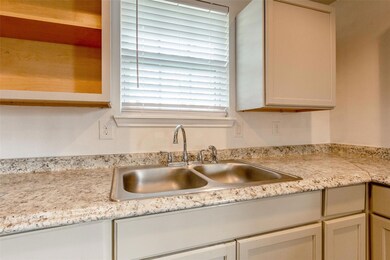 613 Royal St, Cleburne, TX 76031 - photo 7