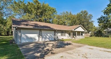 305 NE 5th St, Pryor, OK 74361 - photo 2