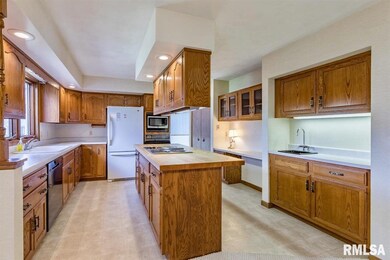 2202 E 47th St, Davenport, IA 52807 - photo 5