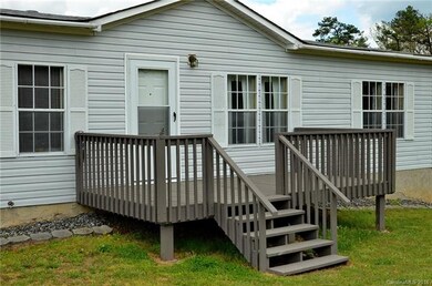 Front entry deck in excellent condition