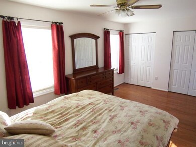 9818 Oakdale Woods Ct, Vienna, VA 22181 - photo 2