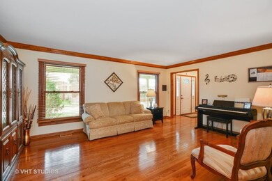 808 Viking Dr, Batavia, IL 60510 - photo 2