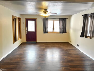 128 Hickory Dr, Columbus Junction, IA 52738 - photo 2