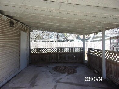 317 S Grand Ave, Gainesville, TX 76240 - photo 6