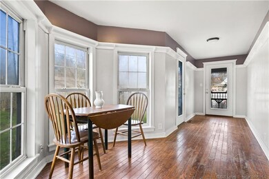 Check out this Adorable breakfast nook!