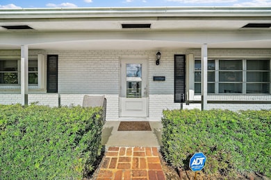 201 Worth Ct N, West Palm Beach, FL 33405 - photo 4