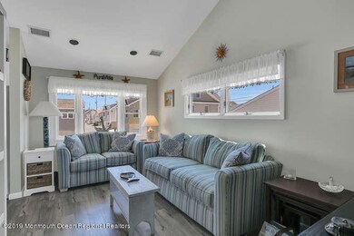 120 W Bayberry Way
