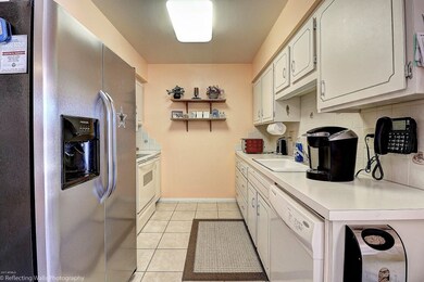 07 Kitchen 10020 W Hawthorn