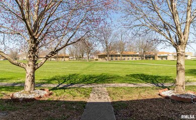 330 Campus View Dr, Lincoln, IL 62656 - photo 4