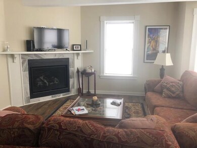 LR w/ Gas Fireplace