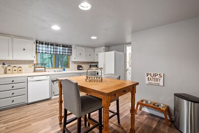 350SurreyDr-010