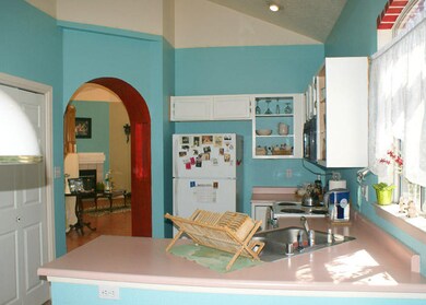 Eat-In Country Kitchen