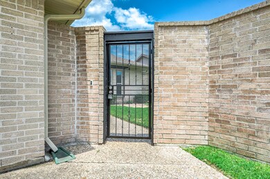 401 Towne Ct, Alvin, TX 77511 - photo 4