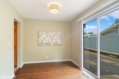 906 Hickory Ln, Naperville, IL 60540 - photo 5