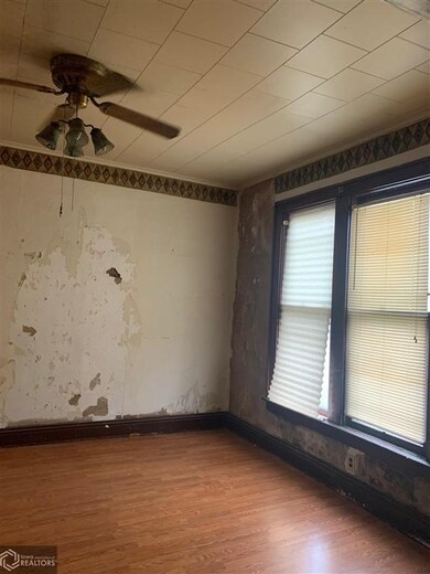 109 N Center St, Shenandoah, IA 51601 - photo 2