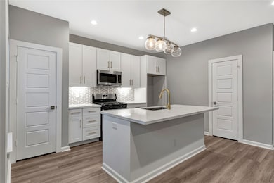 Kitchens equipped with quartz countertops