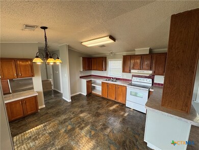 95 Hunters Cir, Victoria, TX 77905 - photo 5