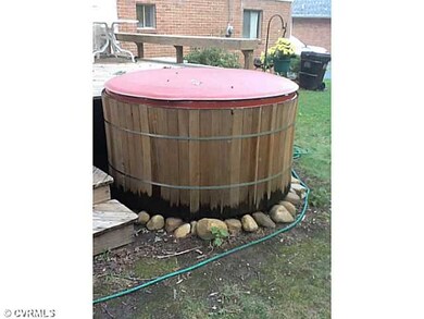 Exterior Back - hot tub
