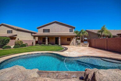 Pool w/ Water Feature