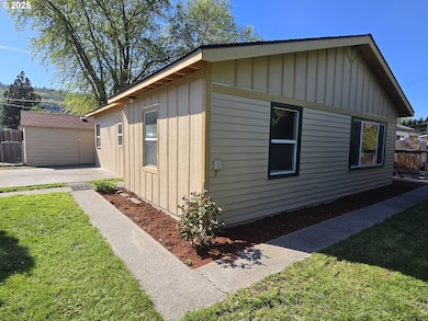 3208 W 7th St, the Dalles, OR 97058 - photo 4