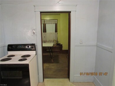 Stove on the left and the fridge was on the right 