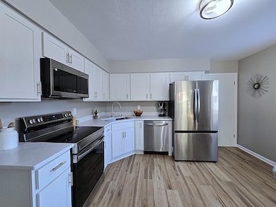 419 Peters Dr, Waukesha, WI 53188 - photo 3