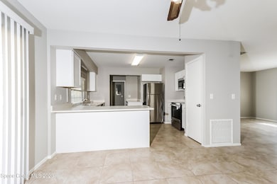 006-photo-dining-room-8883155