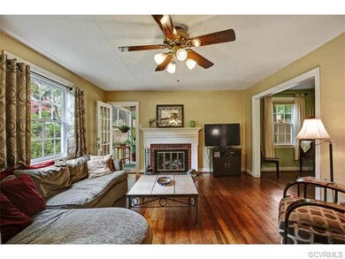 Living Room-Door to side screen porch
