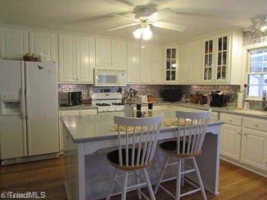 2400 Hickory Forest Dr, Asheboro, NC 27203 - photo 5