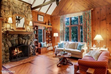 02_3902HiawathaTrl_1_LivingRoom_LowRes_e