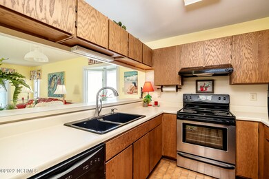 Kitchen w/ peninsula seating