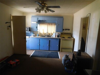 301 Broken Arrow, Comanche, TX 76442 - photo 4