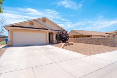 11512 Flor Liatris Dr, Socorro, TX 79927 - photo 2