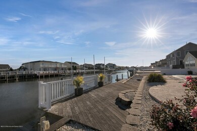 208 Curtis Point Dr-large-021-16-4M3A390