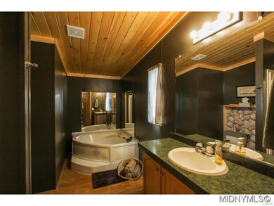 Master bath w/ soaker tub