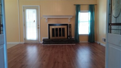 Brand new wood laminate floors, vaulted ceiling , 