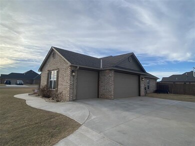 1302 NE Fisherman's Cove Dr, Elgin, OK 73538 - photo 2