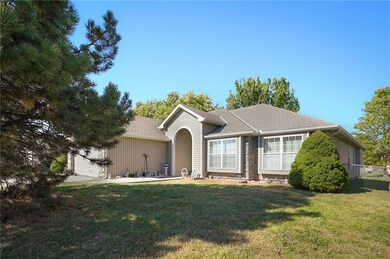 1110 Granada Dr, Raymore, MO 64083 - photo 2