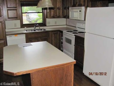 408 Woodpecker Rd, Purlear, NC 28665 - photo 3