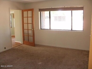 023-306477 living room 1