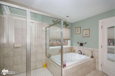 Master Bath (4)