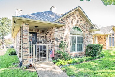 1227 Woodland Park Dr, Hurst, TX 76053 - photo 2