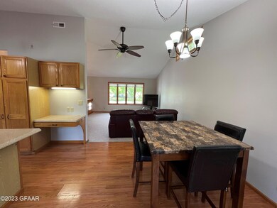 2318 W Fallcreek Ct, Grand Forks, ND 58201 - photo 7