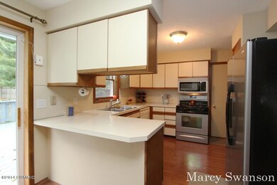 Kitchen with snack bar