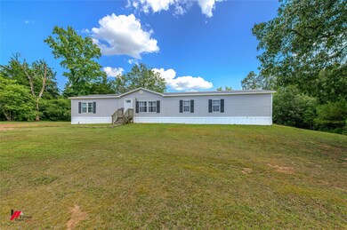 Manufactured / mobile home featuring a front yard